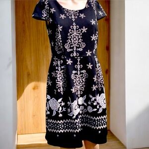 Enfocus Petite dress. Black w/ White embroidery